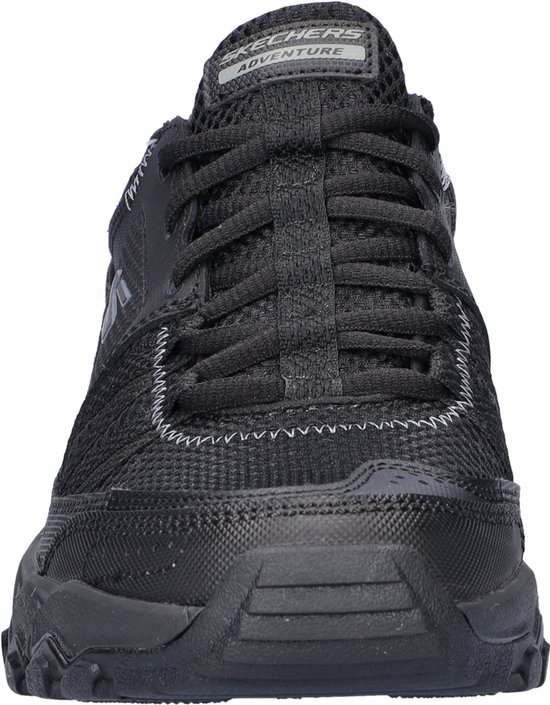 Zwarte Skechers heren sneaker, van voren gezien. Met veters en een mesh bovenkant.