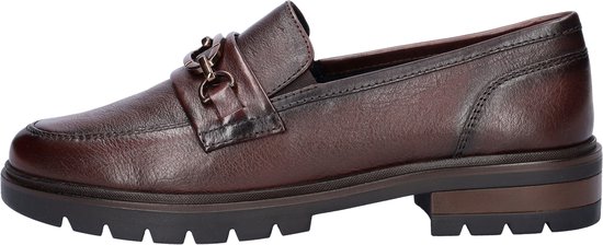 Bruine leren loafer met gouden gesp, dikke zool en spitse neus.
