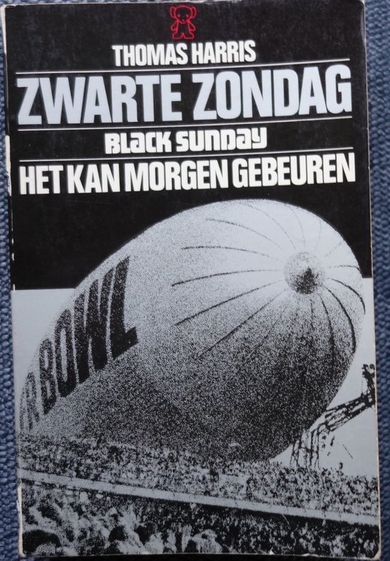 Boekomslag met titel 'Zwarte Zondag', een grijze zeppelin boven een menigte. Tekst: BLACK SUNDAY HET KAN MORGEN GEBEUREN.