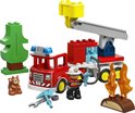 Un camion de pompiers LEGO Duplo rouge avec échelle extensible, pompier, arbre, écureuil et flammes.