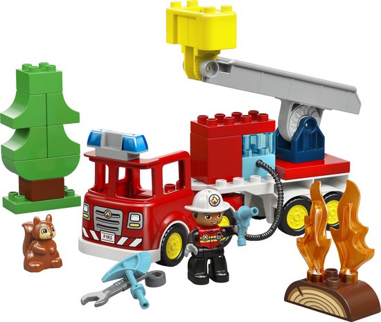 Un camion de pompiers LEGO Duplo rouge avec échelle extensible, pompier, arbre, écureuil et flammes.