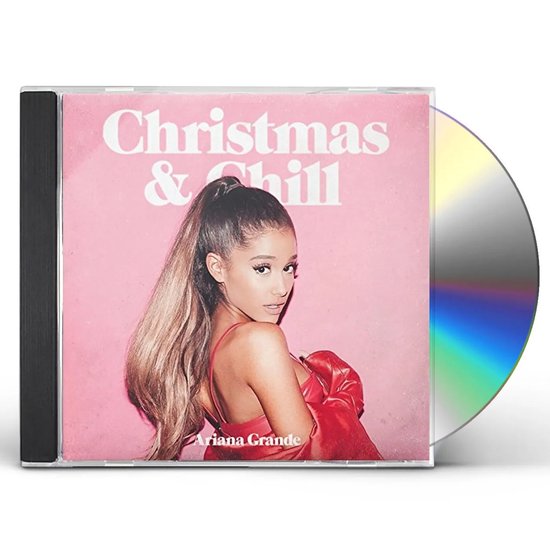 Ariana Grande op de hoes van 'Christmas & Chill'. Ze draagt een rode outfit.