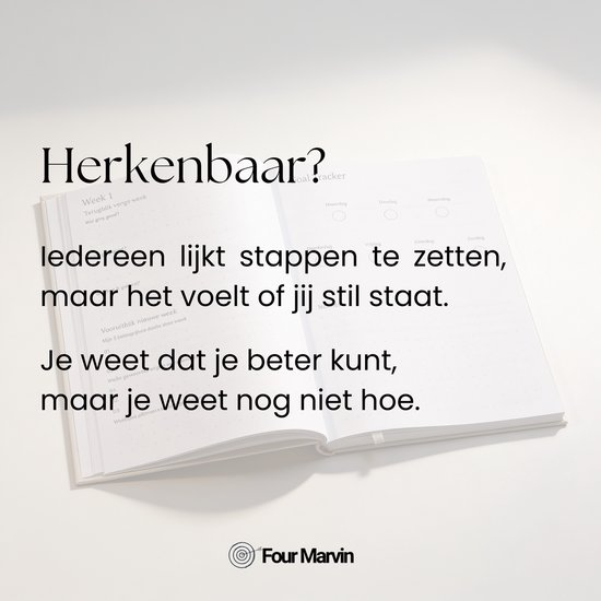 Een opengeslagen dagboek met de tekst 'Herkenbaar? Iedereen lijkt stappen te zetten, maar het voelt of jij stil staat. Je weet dat je beter kunt, maar je weet nog niet hoe.'