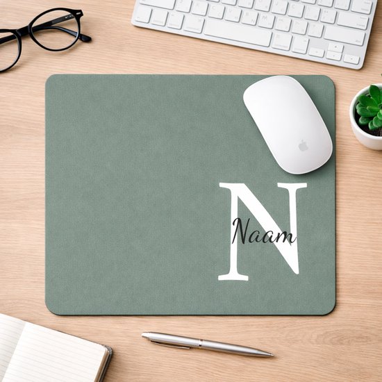 Muismat - Kleur Pastel Groen - Gepersonaliseerd met jouw Letter en Naam - Anti slip - Muismatten - Cadeau - Formaat 22,5 cm x 19 cm