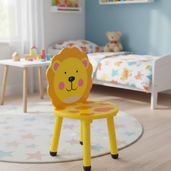 Gele kinderstoel met leeuwenkop en manen op de rugleuning, oranje stippen op de zitting. Een kinderkamer met bed en tafel op de achtergrond.