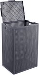 Grijze Curver Kaya wasmand met deksel, met rotanlook patroon en open bovenkant. Afmetingen 38x29x58,5 cm.