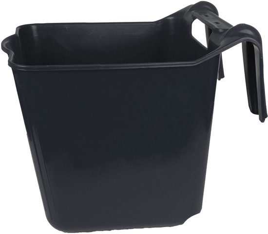 Zwarte voerbak met handvat en ophangbeugel, 16 liter.