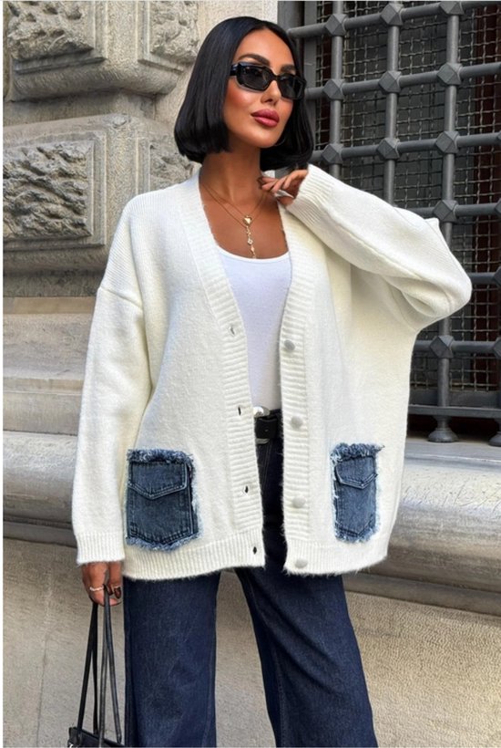 Cardigan blanc en maille avec poches en jean, un haut blanc et une chaîne dorée.
