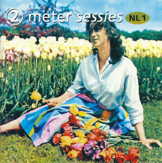 Vrouw zittend in een veld met tulpen, met een gebloemde rok en een witte blouse. '2 meter sessies NL 1' staat bovenaan.