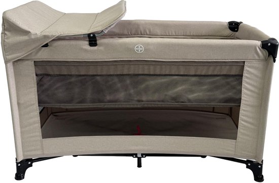 Beige campingbed met dubbele bodem, gaaswanden en opvouwbare kap.