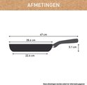 Afmetingen van een koekenpan: 47 cm lang, 28,6 cm diameter, 22,4 cm bodemdiameter, 5,1 cm hoog. Tekst: AFMETINGEN.