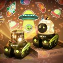 Wit met zwarte robot nachtlamp projecteert tanks en explosies op het plafond.