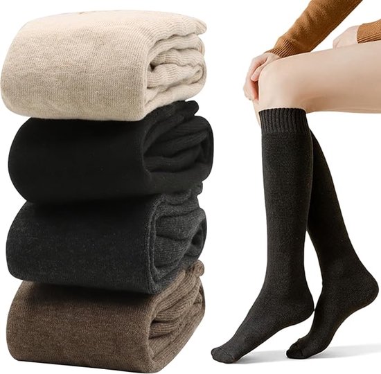 Stapel beige, zwarte, donkergrijze en bruine gebreide sokken naast een vrouw met lange donkere sokken.