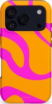 Telefoonhoesje met een oranje achtergrond en golvende roze strepen. De camera-uitsparing is zwart.