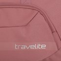 Detail van roze reistas met Travelite logo.