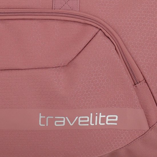 Detail van roze reistas met Travelite logo.