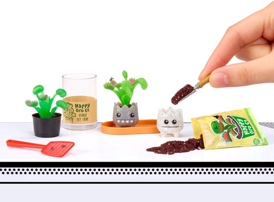 Twee vleesetende planten, een in een zwarte pot, de ander in een grijs potje. Vliegenmepper en zakjes.