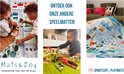 Kinderen spelen op verschillende Mats & Joy speelmatten. Een mat met stadthema en auto's, een mat met boerderijthema en een mat met jungle thema.