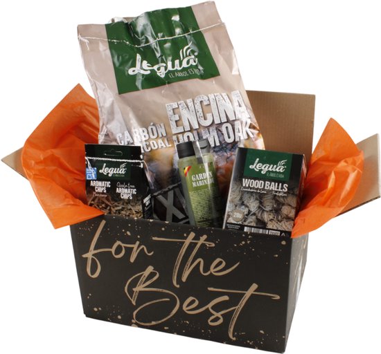 BBQ cadeaupakket met zak houtskool, twee pakjes aromatische chips, een pot marinade en houtskool balletjes, verpakt in een zwarte doos met gouden tekst 'for the Best'.