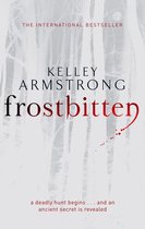 Boekomslag 'Frostbitten' van Kelley Armstrong, met ijzige bomen op de achtergrond.