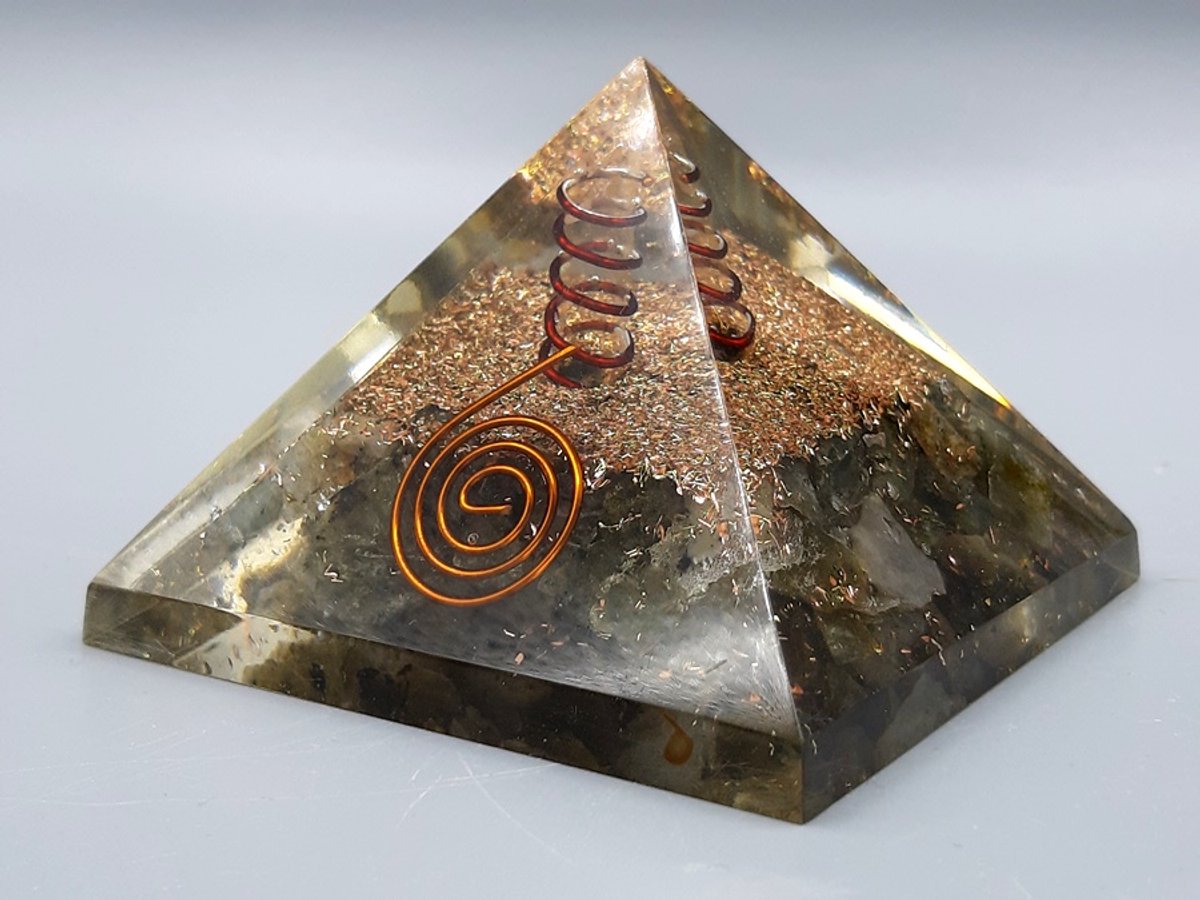 Orgonite Piramide - Labradoriet - 7 cm