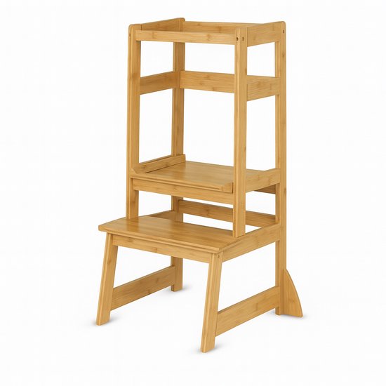 Houten keukentoren met twee treden, gefotografeerd tegen een witte achtergrond.