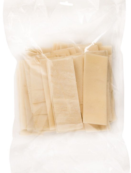 Een plastic zak met crème-kleurige, rechthoekige hondensnacks van gedroogd rundvlees.