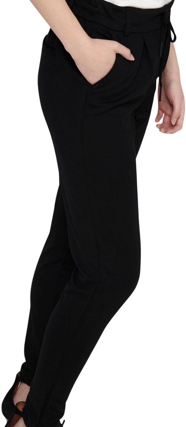 Gedetailleerde weergave van een zwarte broek met ceintuur en zijzakken.