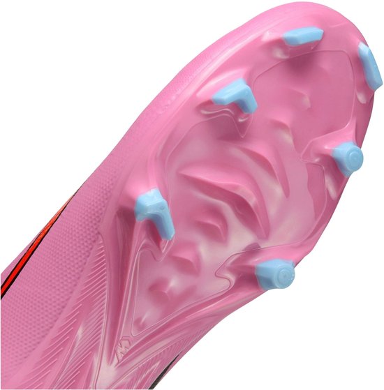 Roze voetbalschoen zool met lichtblauwe noppen en gebogen lijnen.