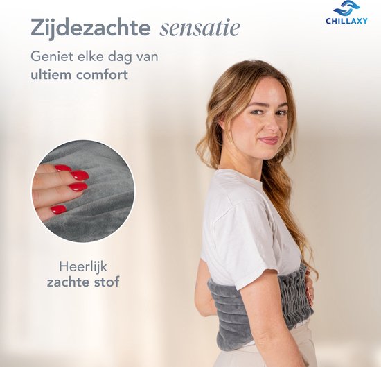 Vrouw met grijs Chillaxy rugkussen, met focus op de zachte stof.