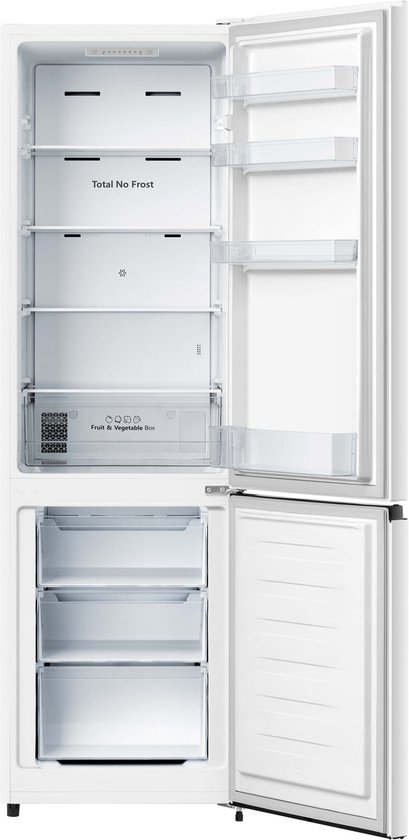 Witte Hisense koelkast open, met lege planken en laden. "Total No Frost" en "Fruit & Vegetable Box" labels zichtbaar.