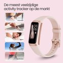 Dames activity tracker, polsband is lichtroze met een rosé gouden rand. Scherm toont 08:06.