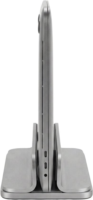 Zijaanzicht van een grijze aluminium laptopstandaard met MacBook erin.
