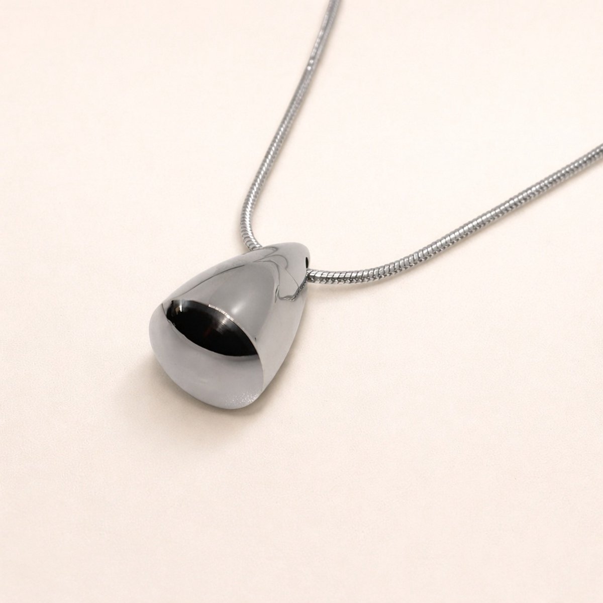 Assieraad - Ashanger met ketting - Mini urn - Kegel - Zilverkleurig