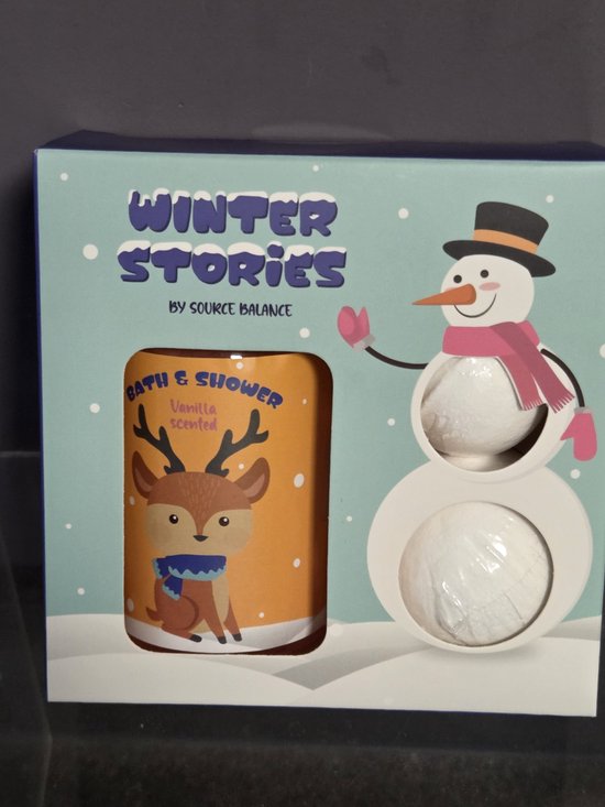 Geschenkdoos met sneeuwpop en rendier: "Winter Stories", 2 bruisballen en "Bath & Shower" vanille douchegel.