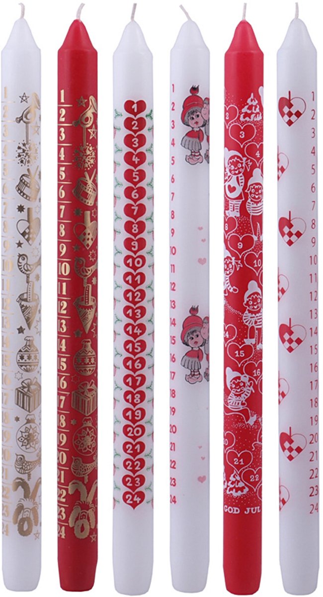 De Decoratie Van De Kerstmislijst Met Rode Kaarsen Stock Afbeelding