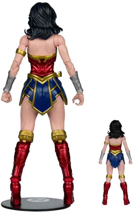 Wonder Woman actiefiguur met rood, blauw en gouden outfit, inclusief een kleiner figuur.