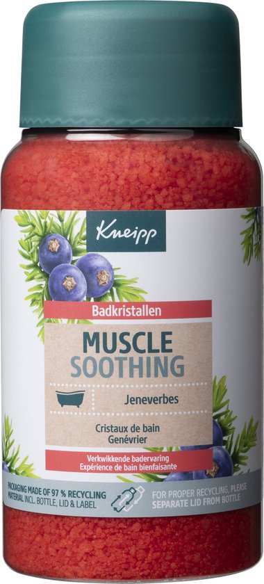 Kneipp Badkristallen Muscle Soothing fles met rode kristallen en label met jeneverbes afbeelding.