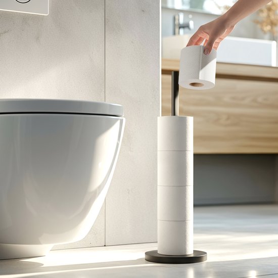 Vrijstaande toiletrolhouder in het zwart, met 4 rollen erop, naast een toilet.