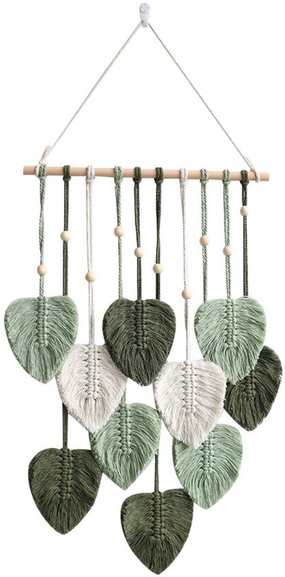 Macramé wanddecoratie met twaalf bladvormige hangertjes in legergroen, lichtgroen en wit, aan een houten staaf.