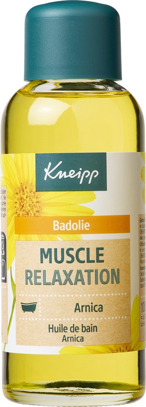 Kneipp Badolie spierontspanning met arnica in een flesje met een groen dopje en een label met gele bloemen.