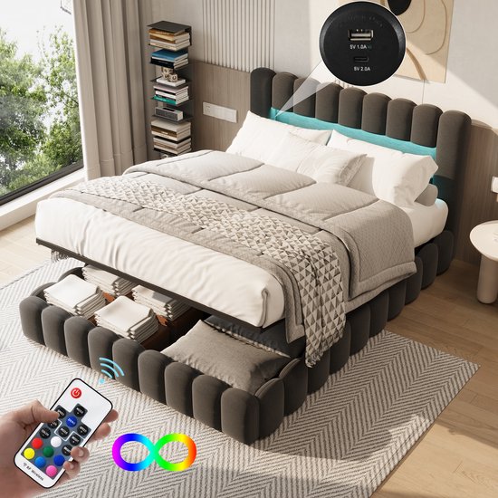 Lit double rembourré gris foncé avec espace de rangement. La télécommande ajuste l'éclairage LED de la tête de lit et ouvre le rangement.