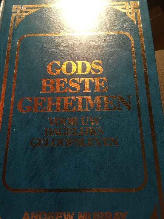 Blauwe boek met gouden letters 'Gods beste geheimen voor uw dagelijks geloofsleven' en 'Andrew Murray'.