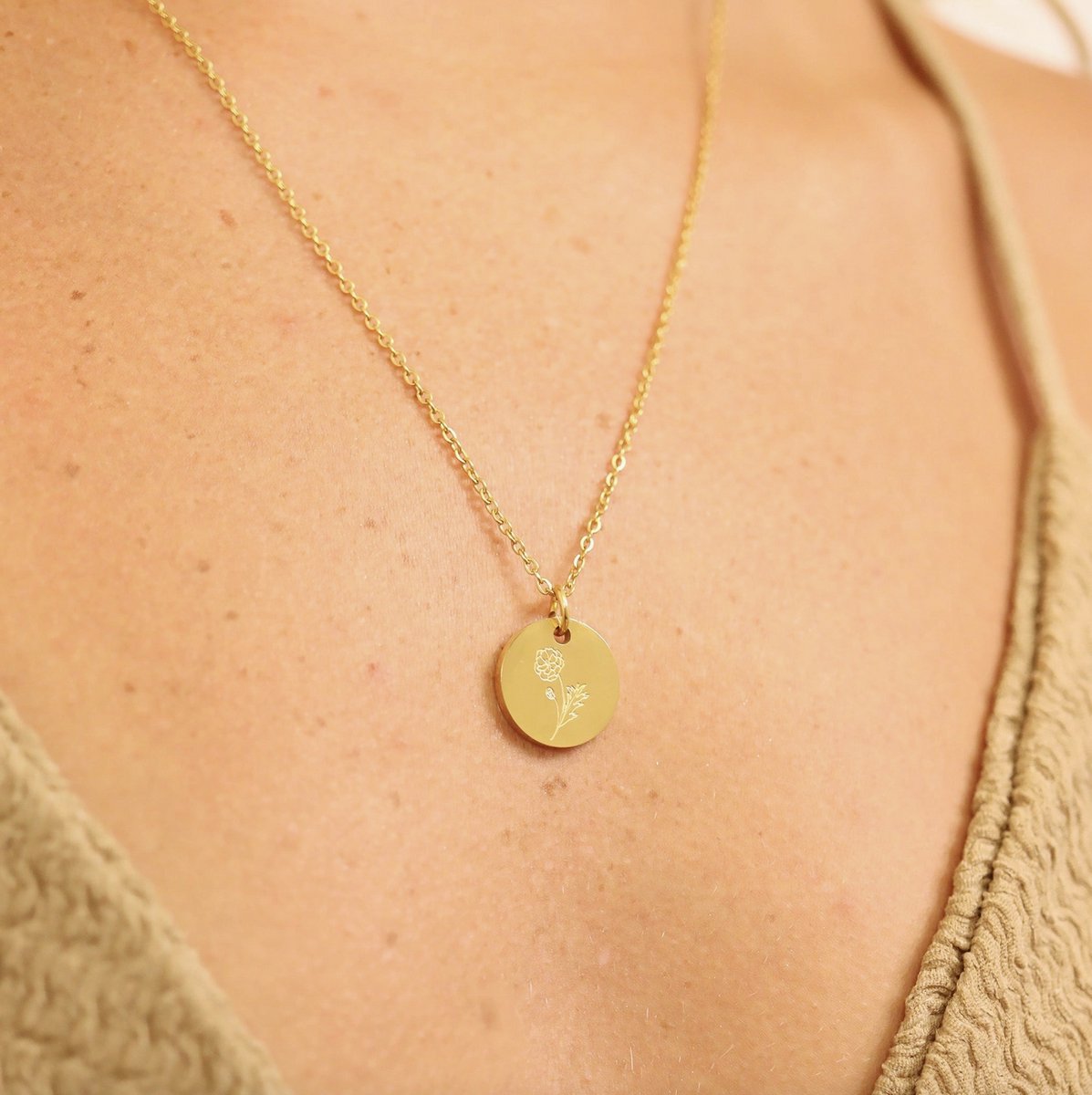Maevi® Ketting met Geboortebloem - Kleur: Goud - Maand: April - Bloem: Daisy - Geboorte Ketting - 18K Goud - Newborn Baby - Kraam Cadeau / Geboortecadeau - Geboorte Bloem - RVS - Hoge Kwaliteit - Luxe Ketting / Necklace - Birth Flowers - Mama