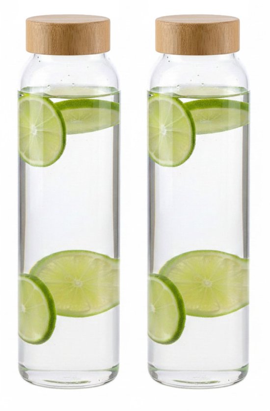 Deux bouteilles en verre avec bouchon en bambou, remplies d'eau et de rondelles de citron vert.