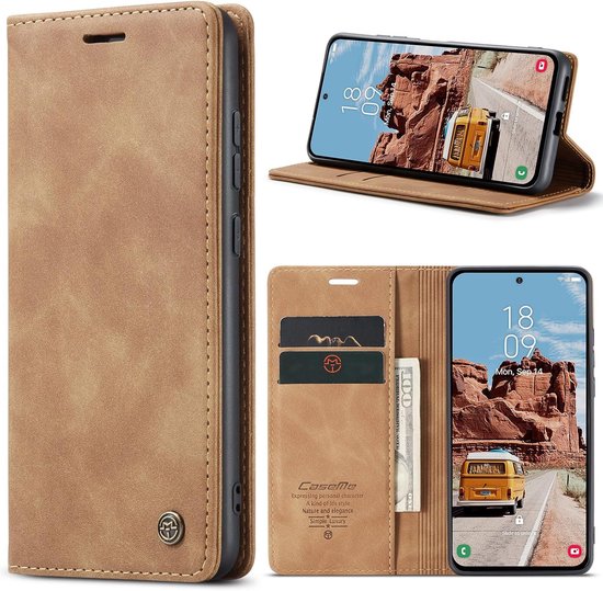Étui rétro marron. Ouvert avec fentes pour cartes, argent et téléphone avec paysage de montagne. Étui fermé debout.