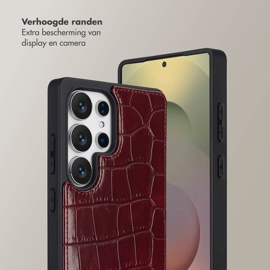 Gedetailleerde bordeauxrode croco backcover met verhoogde randen ter bescherming van display en camera.
