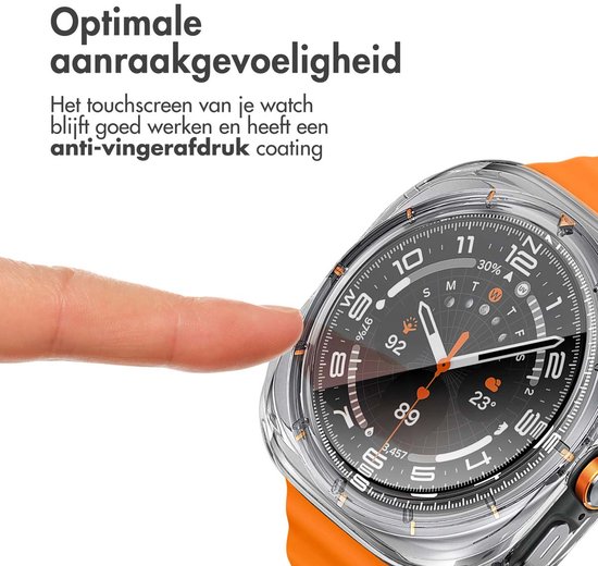 Vinger raakt transparante smartwatch case aan.