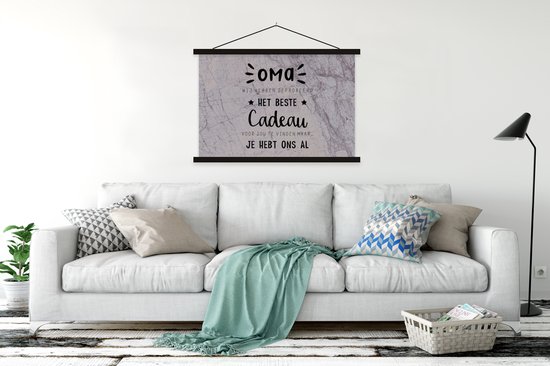 Posterhanger incl. Poster 150x100 cm - Schoolplaat - Oma - Oma je hebt ons al - Spreuken - Quotes - Textielposter - Zwarte latten