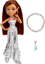 Bratz pop Yasmin met lange bruine haren, zilveren top, zilveren broek met gespen, schoenen en armbandje.